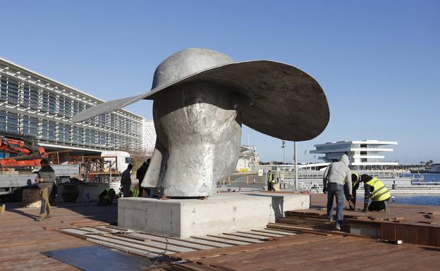 Instalación de 'La Pamela' de Manolo Valdés en la Marina de Valencia.