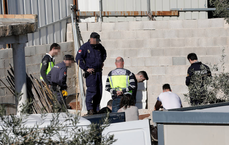 Fotos de la investigación policial y del entierro del hombre asesinado en un garaje en Patraix