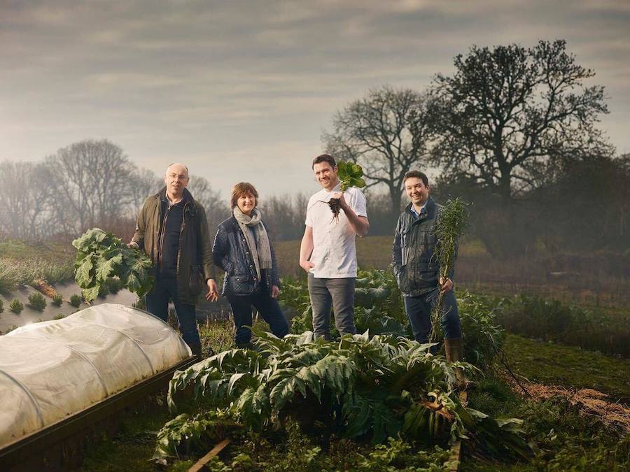 THE BLACK SWAN AT OLDSTEAD | TripAdvisor ha publicado el listado de los mejores restaurantes de lujo del mundo. Este templo de la gastronomía está ubicado en Oldstead, Reino Unido, y ha sido designado como merecedor de encabezar dicho prestigioso listado. Su cocina británica con la mezcla de ingredientes, los sabores y los detalles son el principal valor de este establecimiento de la gastronomía mundial.