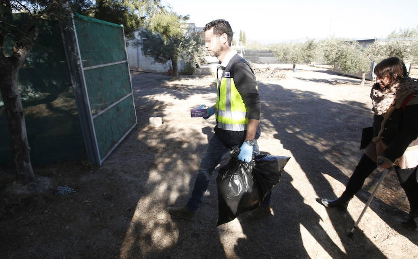 Fotos de la investigación policial y del entierro del hombre asesinado en un garaje en Patraix