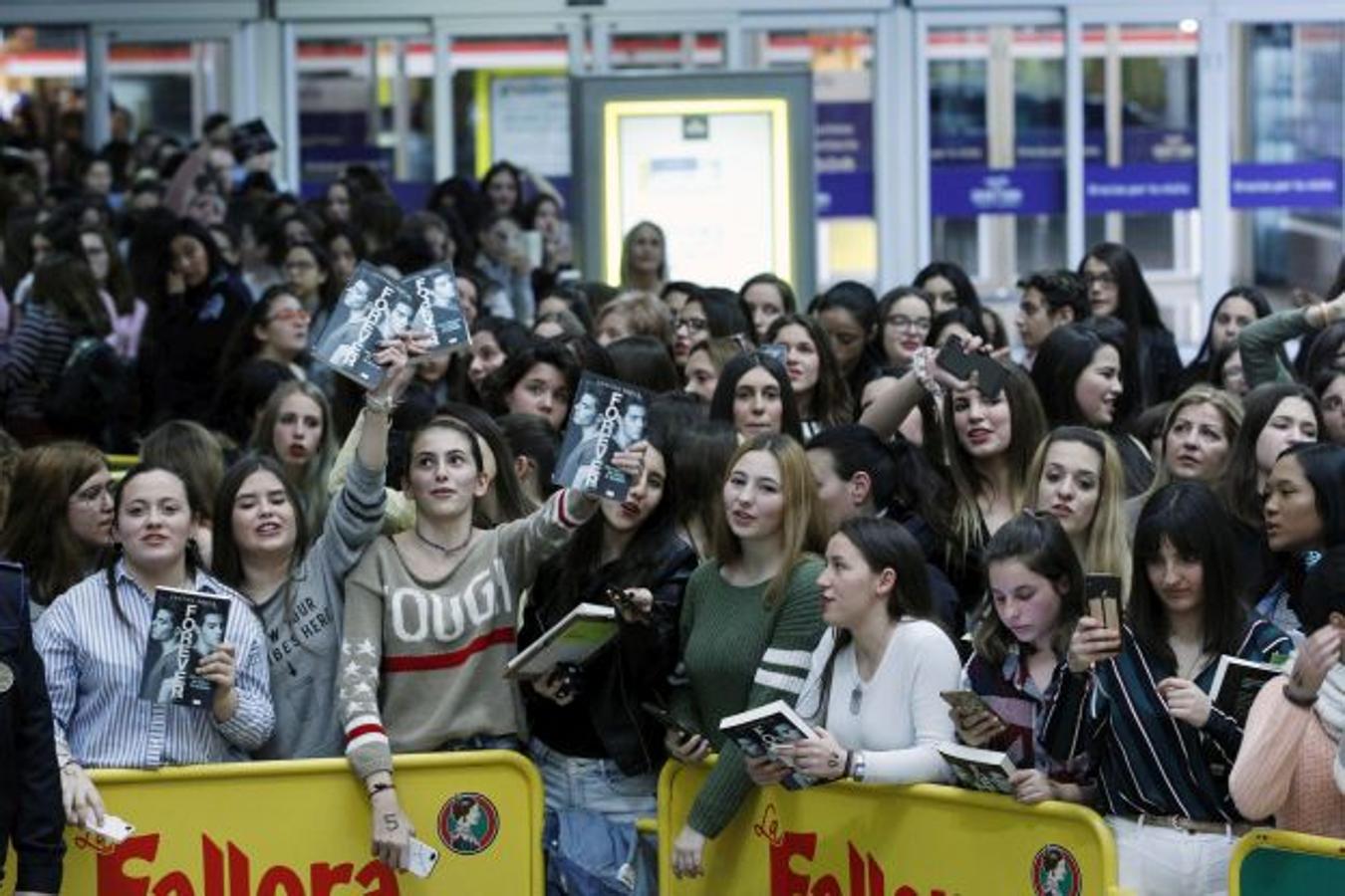 Fotos de la firma del libro &#039;Forever&#039; de Gemeliers en Valencia