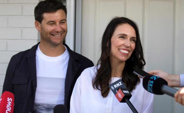 La primera ministra de Nueva Zelanda, Jacinda Ardern, y su pareja, Clarke Gayford. 