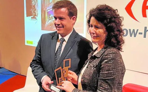 El alcalde de Xàtiva recoge el premio.