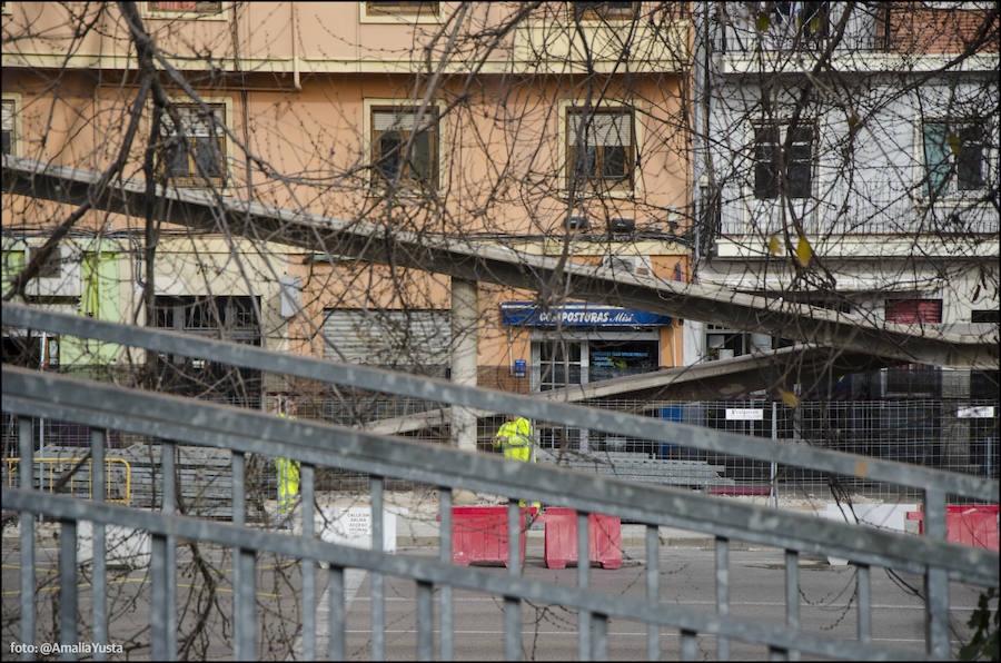 Fotos del cierre de dos de las cinco pasarelas de la avenida del Cid para su desmontaje