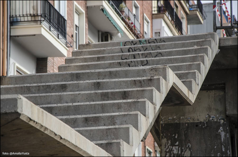 Fotos del cierre de dos de las cinco pasarelas de la avenida del Cid para su desmontaje