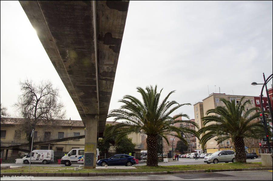 Fotos del cierre de dos de las cinco pasarelas de la avenida del Cid para su desmontaje