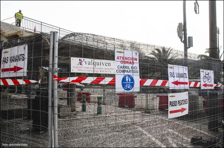 Fotos del cierre de dos de las cinco pasarelas de la avenida del Cid para su desmontaje