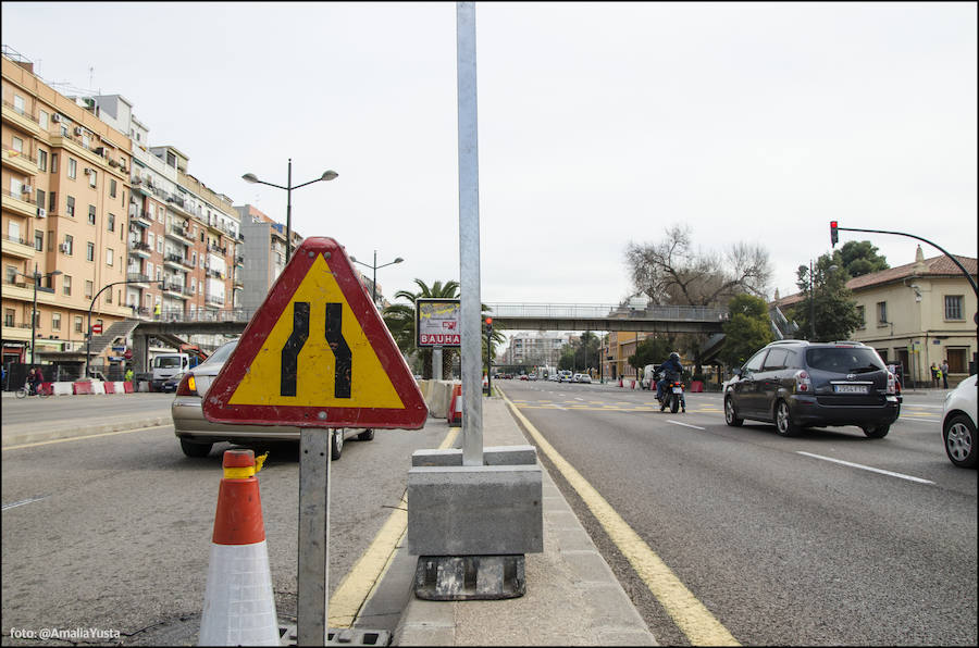 Fotos del cierre de dos de las cinco pasarelas de la avenida del Cid para su desmontaje