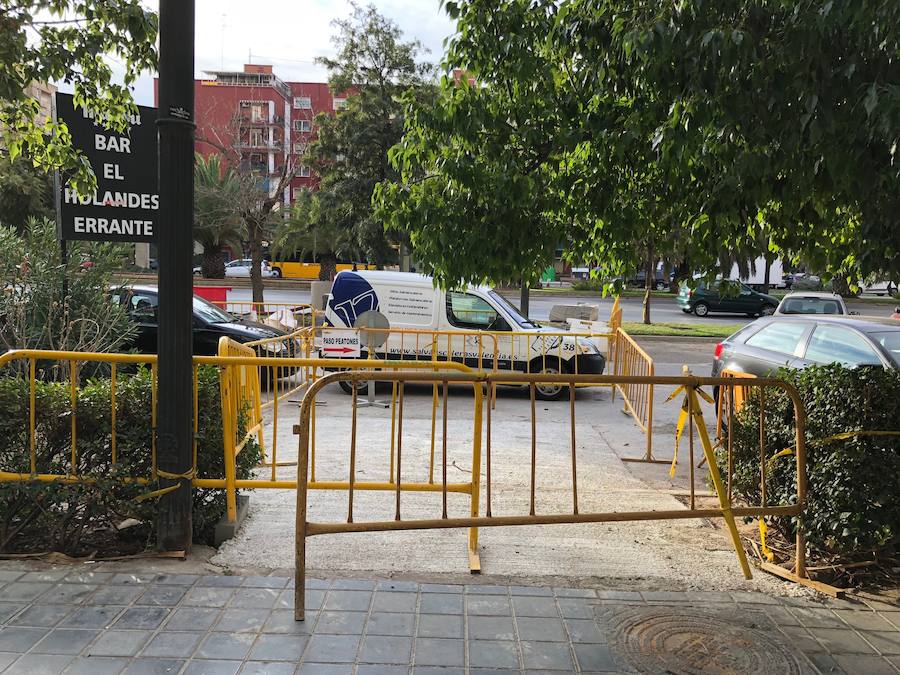 Fotos del cierre de dos de las cinco pasarelas de la avenida del Cid para su desmontaje