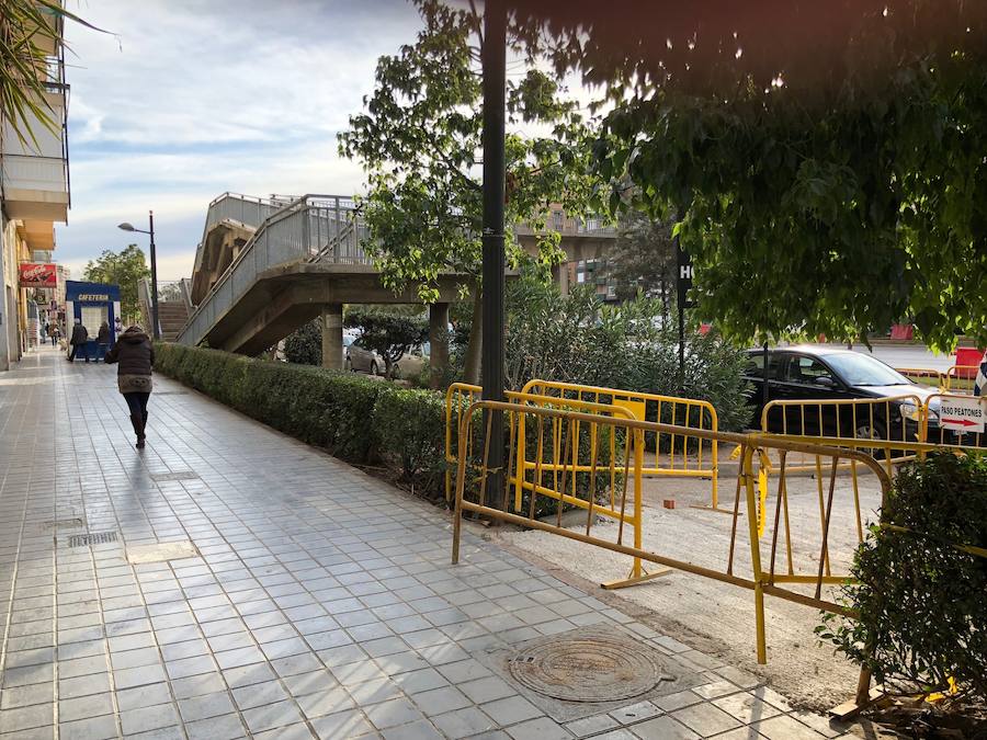 Fotos del cierre de dos de las cinco pasarelas de la avenida del Cid para su desmontaje