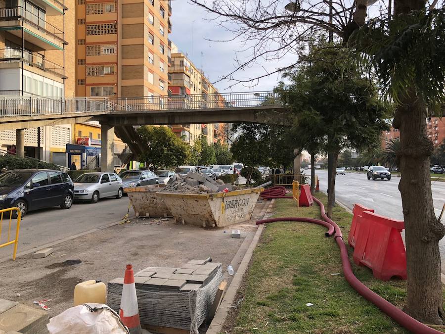 Fotos del cierre de dos de las cinco pasarelas de la avenida del Cid para su desmontaje