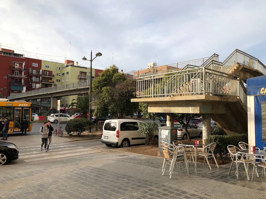 Fotos del cierre de dos de las cinco pasarelas de la avenida del Cid para su desmontaje