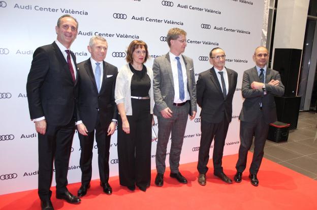 Dionisio López (izq.), junto a directivos de Volkswagen y Audi en la inauguración.