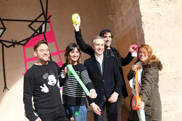 El director del Consorico de Museos, José Luis Pérez Pont, con los impulsores de la iniciativa Tape Art. 