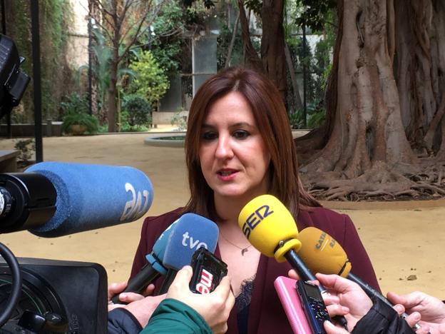 María José Catalá, ayer, atendiendo a los medios de comunicación. 