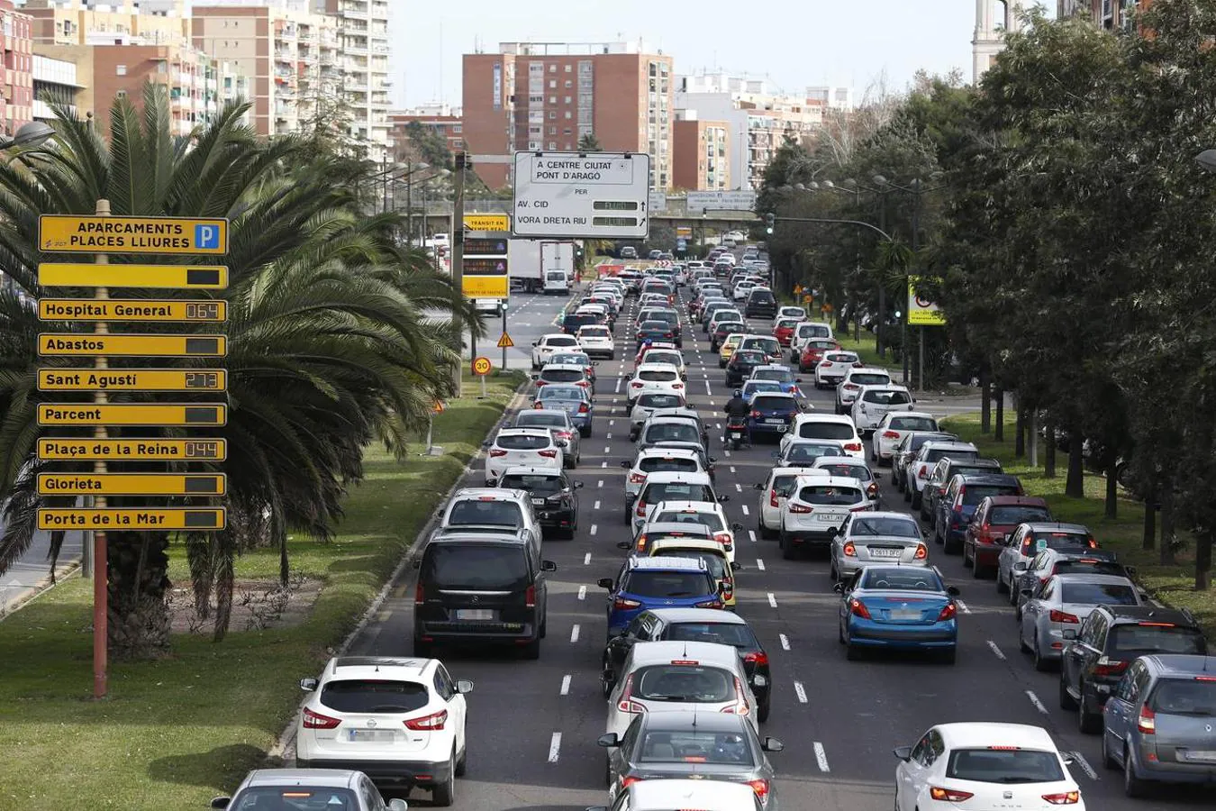 Fotos de los atascos en la avenida del Cid por el desmontaje de las pasarelas