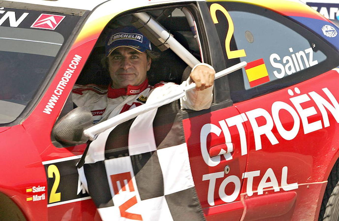 El piloto español Carlos Sainz se ha convertido en bicampeón del rally Dakar al imponerse en la edición número 40 del raid más duro del mundo, después de un paseo triunfal por la ciudad argentina de Córdoba. La victoria supone el renacer de un ídolo, al que la suerte le había abandonado sobre las cuatro ruedas en los últimos tiempos. Ocho años después de convertirse en el primer piloto de la historia del deporte español en ganar el Dakar, tras cinco ediciones consecutivas quedándose tirado ora en un socavón, ora en una cuneta, ora volcado por una piedra, el ‘Matador’ ha levantado su segundo ‘touareg’. Un trofeo que vuelve a colocarle en la primera línea del automovilismo mundial, donde ha protagonizado grandes momentos.