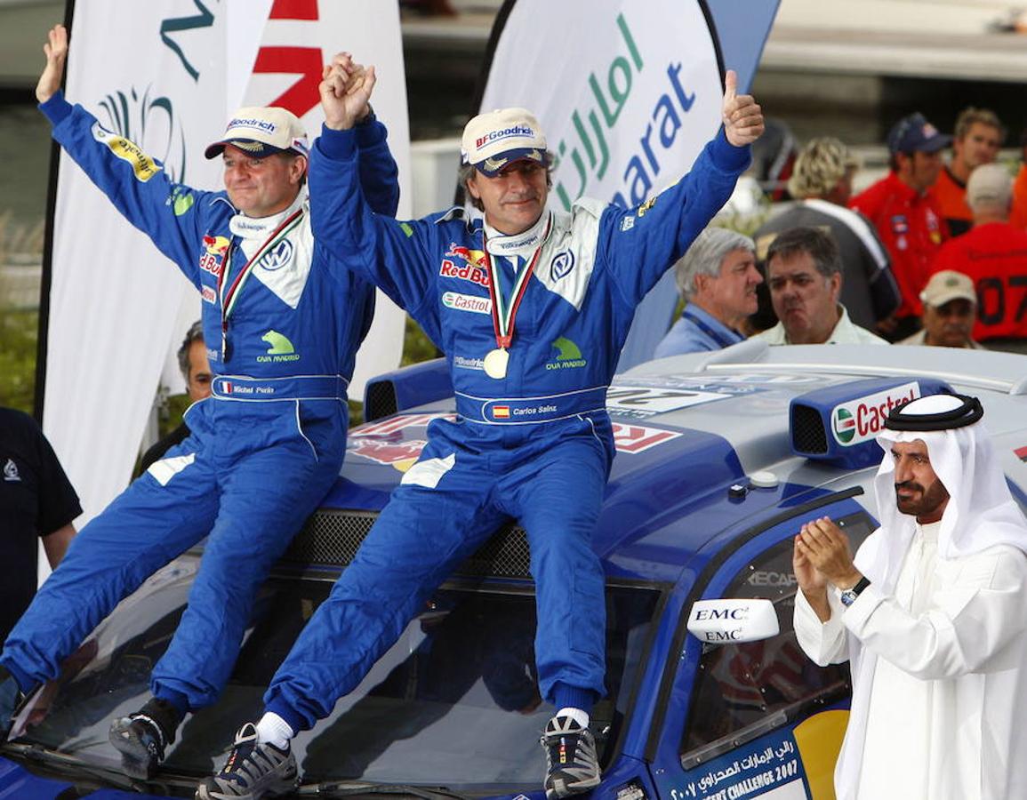 El piloto español Carlos Sainz se ha convertido en bicampeón del rally Dakar al imponerse en la edición número 40 del raid más duro del mundo, después de un paseo triunfal por la ciudad argentina de Córdoba. La victoria supone el renacer de un ídolo, al que la suerte le había abandonado sobre las cuatro ruedas en los últimos tiempos. Ocho años después de convertirse en el primer piloto de la historia del deporte español en ganar el Dakar, tras cinco ediciones consecutivas quedándose tirado ora en un socavón, ora en una cuneta, ora volcado por una piedra, el ‘Matador’ ha levantado su segundo ‘touareg’. Un trofeo que vuelve a colocarle en la primera línea del automovilismo mundial, donde ha protagonizado grandes momentos.