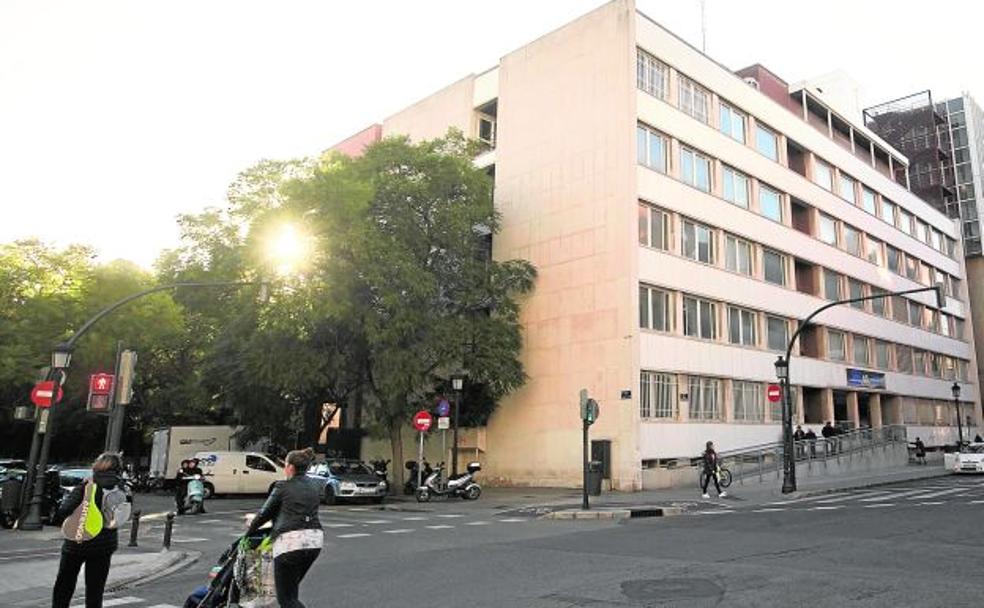 Clínico. Uno de los edificios del complejo sanitario del Hospital Clínico.