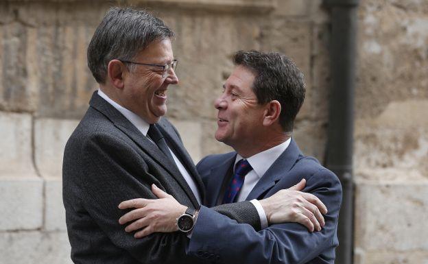 Ximo Puig y Emiliano García-Page se abrazan en el Palau de la Generalitat.