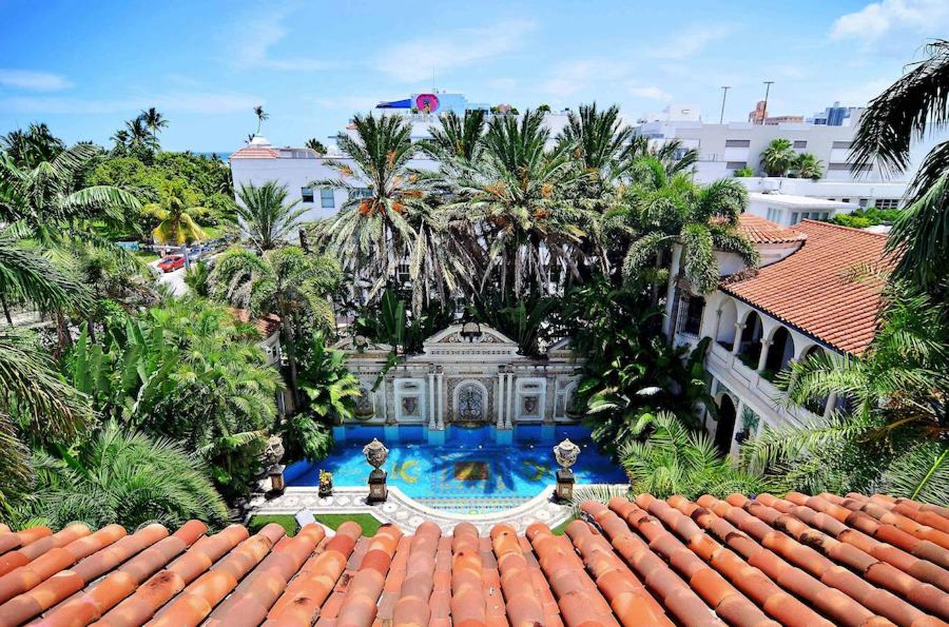 'American Crime Story: el asesinato de Gianni Versace', serie que se centra en la vida del hombre que en julio de 1997 asesinó a tiros al diseñador italiano, ya se ha estrenado en Estados Unidos y aunque no hay una fecha concreta, se prevé que llegue a España a partir del mes de marzo. Penélope Cruz (como Donatella Versace) y Ricky Martin (como Antonio D'Amico, pareja de Gianni) forman parte del reparto. La producción se ha grabado en la misma mansión de Miami en la que fue asesinado.