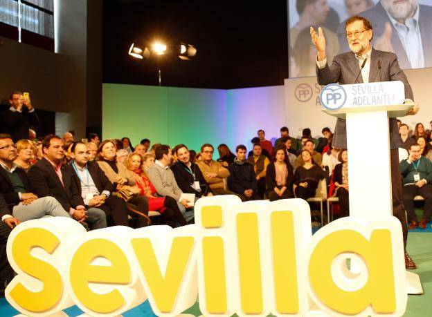 Rajoy arenga al PP tras el batacazo del 21-D, en la clausura de la convención de distritos de su partido, en Sevilla. 