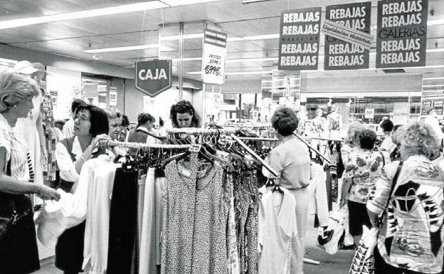 Mujeres buscan una ganga en unos grandes almacenes ya desaparecido.