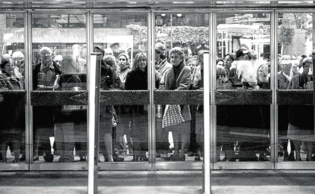 Calma tensa antes de la apertura en el primer día de rebajas.