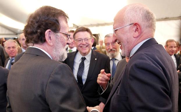 Mariano Rajoy dialoga con Ximo Puig y Juan Roig.