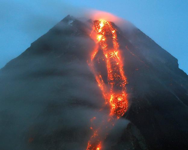 Un río de lava desciende del volcán Mayon. 