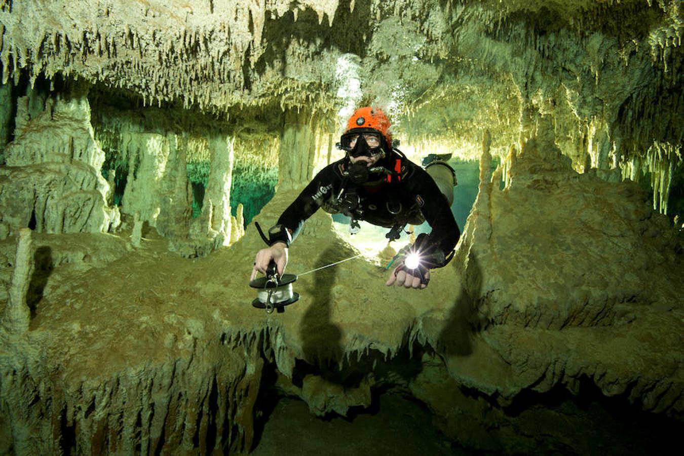 Catorce años de exploración han pasado para que la humanidad haya podido conocer la mayor cueva inundada del mundo, de 347 kilómetros de longitud, gracias a los buzos del proyecto Gran Acuífero Maya, quienes además ha confirmado el hallazgo del yacimiento arqueológico sumergido más importante del planeta. El histórico descubrimiento se ha registrado al encontrarse la conexión de los dos sistemas de cuevas inundadas conocidos como Sac Actun (263 kilómetros de longitud) y Dos Ojos (84 kilómetros) en Tulum, en el caribeño estado mexicano de Quintana Roo.