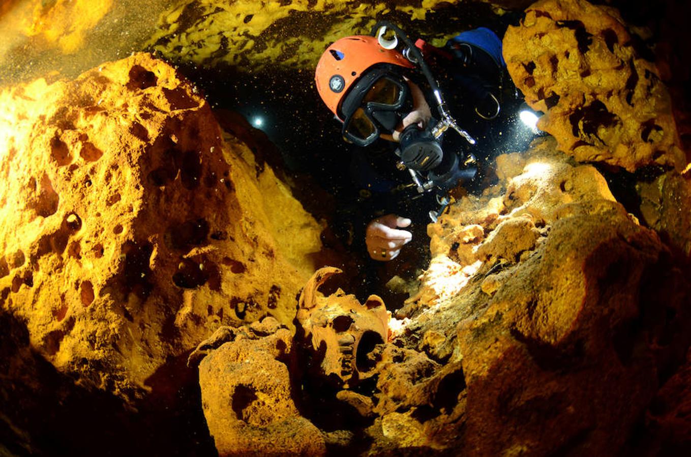 Catorce años de exploración han pasado para que la humanidad haya podido conocer la mayor cueva inundada del mundo, de 347 kilómetros de longitud, gracias a los buzos del proyecto Gran Acuífero Maya, quienes además ha confirmado el hallazgo del yacimiento arqueológico sumergido más importante del planeta. El histórico descubrimiento se ha registrado al encontrarse la conexión de los dos sistemas de cuevas inundadas conocidos como Sac Actun (263 kilómetros de longitud) y Dos Ojos (84 kilómetros) en Tulum, en el caribeño estado mexicano de Quintana Roo.