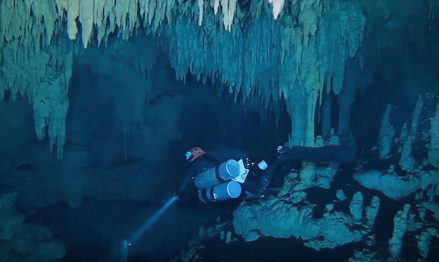 Catorce años de exploración han pasado para que la humanidad haya podido conocer la mayor cueva inundada del mundo, de 347 kilómetros de longitud, gracias a los buzos del proyecto Gran Acuífero Maya, quienes además ha confirmado el hallazgo del yacimiento arqueológico sumergido más importante del planeta. El histórico descubrimiento se ha registrado al encontrarse la conexión de los dos sistemas de cuevas inundadas conocidos como Sac Actun (263 kilómetros de longitud) y Dos Ojos (84 kilómetros) en Tulum, en el caribeño estado mexicano de Quintana Roo.