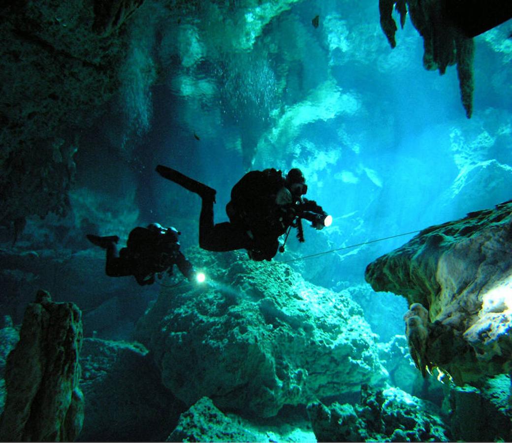 Catorce años de exploración han pasado para que la humanidad haya podido conocer la mayor cueva inundada del mundo, de 347 kilómetros de longitud, gracias a los buzos del proyecto Gran Acuífero Maya, quienes además ha confirmado el hallazgo del yacimiento arqueológico sumergido más importante del planeta. El histórico descubrimiento se ha registrado al encontrarse la conexión de los dos sistemas de cuevas inundadas conocidos como Sac Actun (263 kilómetros de longitud) y Dos Ojos (84 kilómetros) en Tulum, en el caribeño estado mexicano de Quintana Roo.