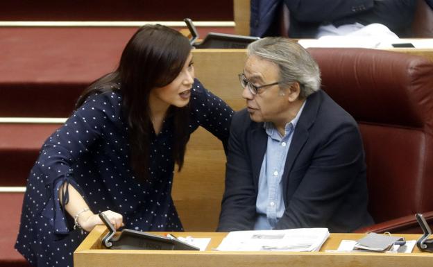 Manolo Mata, portavoz del PSPV en Les Corts, junto a Mari Carmen Sánchez, síndica de Ciudadanos. 