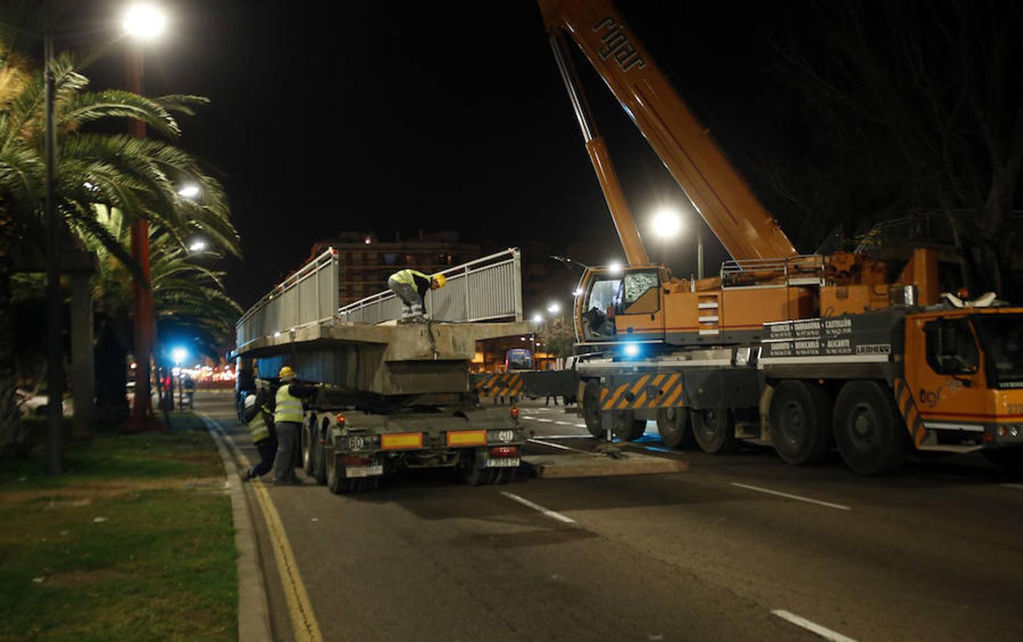 El Ayuntamiento empezó este martes a quitar las pasarelas de la avenida del Cid, los puentes que permiten salvar una vía de más de seis carriles, y vecinos y conductores temen grandes embotellamientos. Anoche comenzaron las obras de desmontaje de las pasarelas que cruzan la avenida, entrada a la ciudad desde la A-3 y los polígonos de localidades como Manises o Quart de Poblet. Los cortes al tráfico se repetirán mientras duren las obras y aunque se intentará que no afecten a la circulación diurna, fuentes de las obras no descartaban que pudiera haber alguna afección durante el día. Los trabajos de desmontaje se desarrollarán durante seis meses. Se irán haciendo de manera escalonada y el Consistorio irá habilitando distintos pasos de peatones pasarela a pasarela para reducir los problemas en el tráfico. A nadie se le escapa que la retirada de las pasarelas supondrá, también, una importante reducción de la velocidad a la que se rueda por las entradas a la ciudad. 