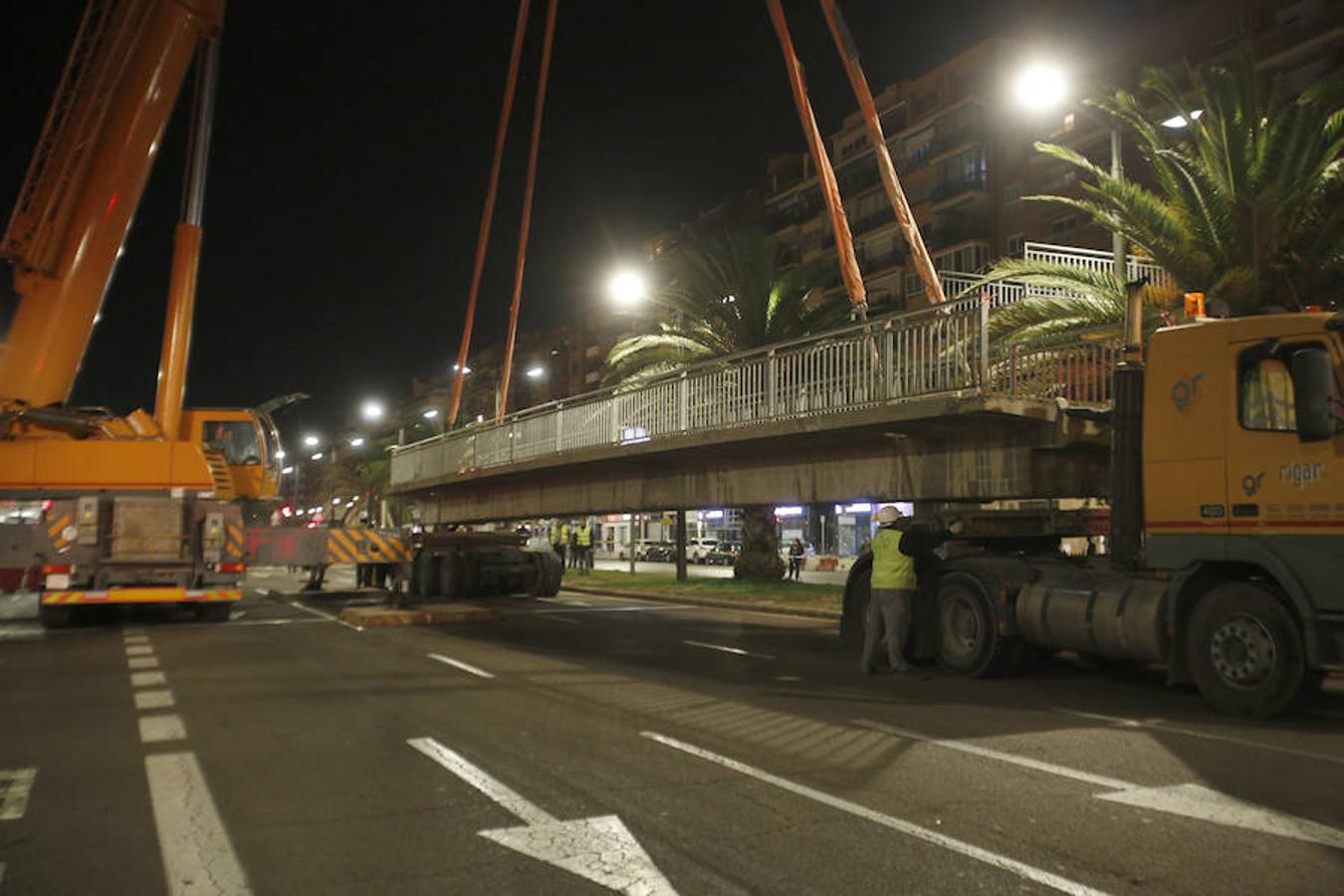 El Ayuntamiento empezó este martes a quitar las pasarelas de la avenida del Cid, los puentes que permiten salvar una vía de más de seis carriles, y vecinos y conductores temen grandes embotellamientos. Anoche comenzaron las obras de desmontaje de las pasarelas que cruzan la avenida, entrada a la ciudad desde la A-3 y los polígonos de localidades como Manises o Quart de Poblet. Los cortes al tráfico se repetirán mientras duren las obras y aunque se intentará que no afecten a la circulación diurna, fuentes de las obras no descartaban que pudiera haber alguna afección durante el día. Los trabajos de desmontaje se desarrollarán durante seis meses. Se irán haciendo de manera escalonada y el Consistorio irá habilitando distintos pasos de peatones pasarela a pasarela para reducir los problemas en el tráfico. A nadie se le escapa que la retirada de las pasarelas supondrá, también, una importante reducción de la velocidad a la que se rueda por las entradas a la ciudad. 