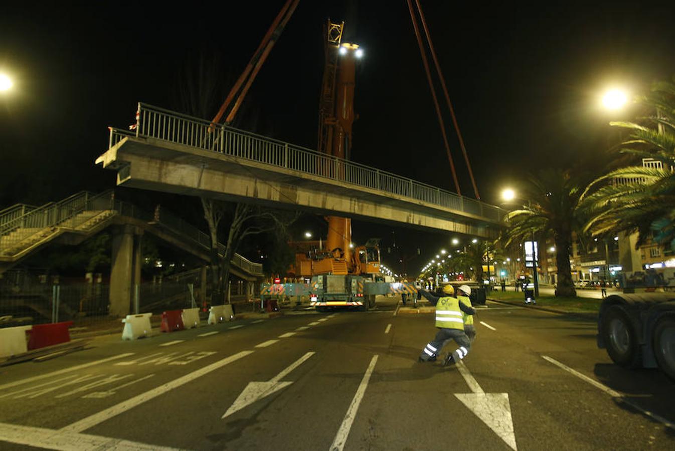 El Ayuntamiento empezó este martes a quitar las pasarelas de la avenida del Cid, los puentes que permiten salvar una vía de más de seis carriles, y vecinos y conductores temen grandes embotellamientos. Anoche comenzaron las obras de desmontaje de las pasarelas que cruzan la avenida, entrada a la ciudad desde la A-3 y los polígonos de localidades como Manises o Quart de Poblet. Los cortes al tráfico se repetirán mientras duren las obras y aunque se intentará que no afecten a la circulación diurna, fuentes de las obras no descartaban que pudiera haber alguna afección durante el día. Los trabajos de desmontaje se desarrollarán durante seis meses. Se irán haciendo de manera escalonada y el Consistorio irá habilitando distintos pasos de peatones pasarela a pasarela para reducir los problemas en el tráfico. A nadie se le escapa que la retirada de las pasarelas supondrá, también, una importante reducción de la velocidad a la que se rueda por las entradas a la ciudad. 