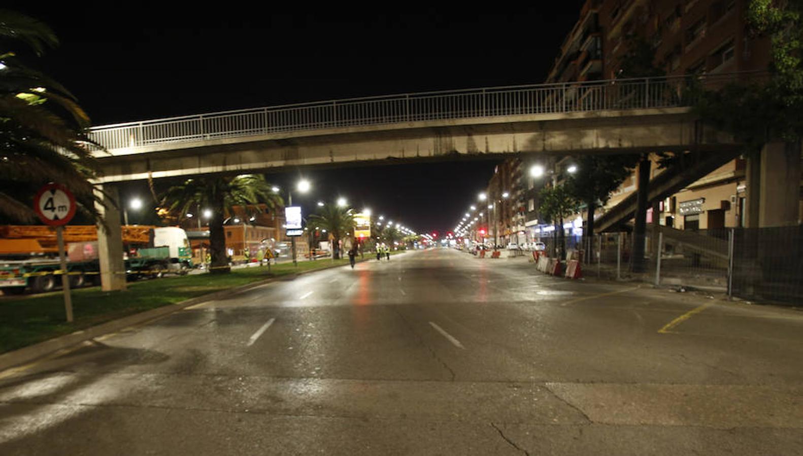 El Ayuntamiento empezó este martes a quitar las pasarelas de la avenida del Cid, los puentes que permiten salvar una vía de más de seis carriles, y vecinos y conductores temen grandes embotellamientos. Anoche comenzaron las obras de desmontaje de las pasarelas que cruzan la avenida, entrada a la ciudad desde la A-3 y los polígonos de localidades como Manises o Quart de Poblet. Los cortes al tráfico se repetirán mientras duren las obras y aunque se intentará que no afecten a la circulación diurna, fuentes de las obras no descartaban que pudiera haber alguna afección durante el día. Los trabajos de desmontaje se desarrollarán durante seis meses. Se irán haciendo de manera escalonada y el Consistorio irá habilitando distintos pasos de peatones pasarela a pasarela para reducir los problemas en el tráfico. A nadie se le escapa que la retirada de las pasarelas supondrá, también, una importante reducción de la velocidad a la que se rueda por las entradas a la ciudad. 