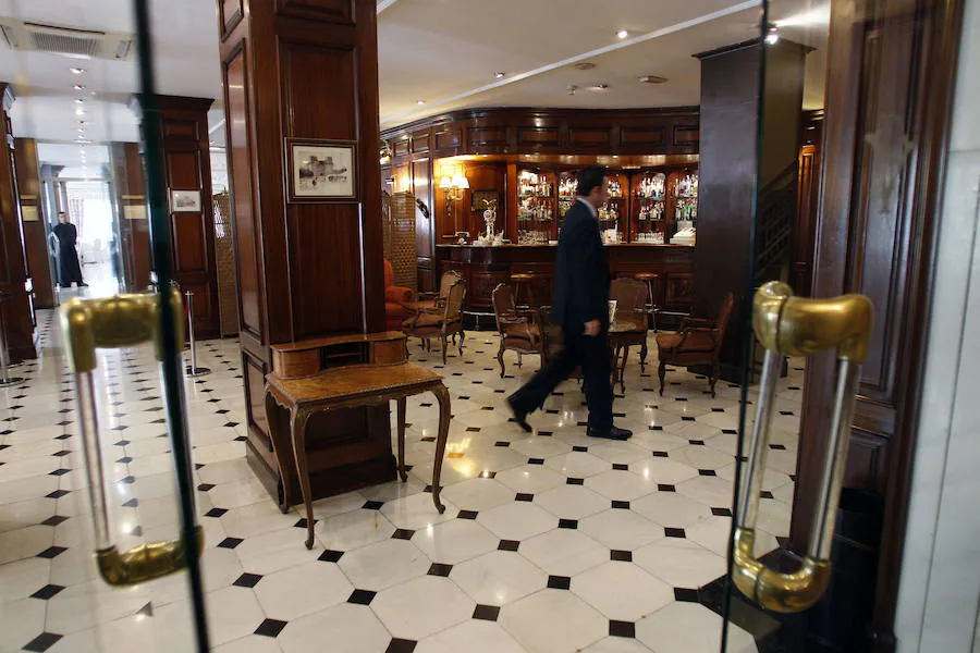 ¿Cuál es el hotel más antiguo? | El hotel Reina Victoria, situado en la céntrica calle de Las Barcas, fue construido en 1910 como edificio de viviendas, es en 1913 cuando fue inaugurado como hotel. Obra del arquitecto Luis Ferreres, autor del antiguo Matadero Municipal de la Pechina, destaca por sus marquesinas y por sus miradores de hierro y cristal.