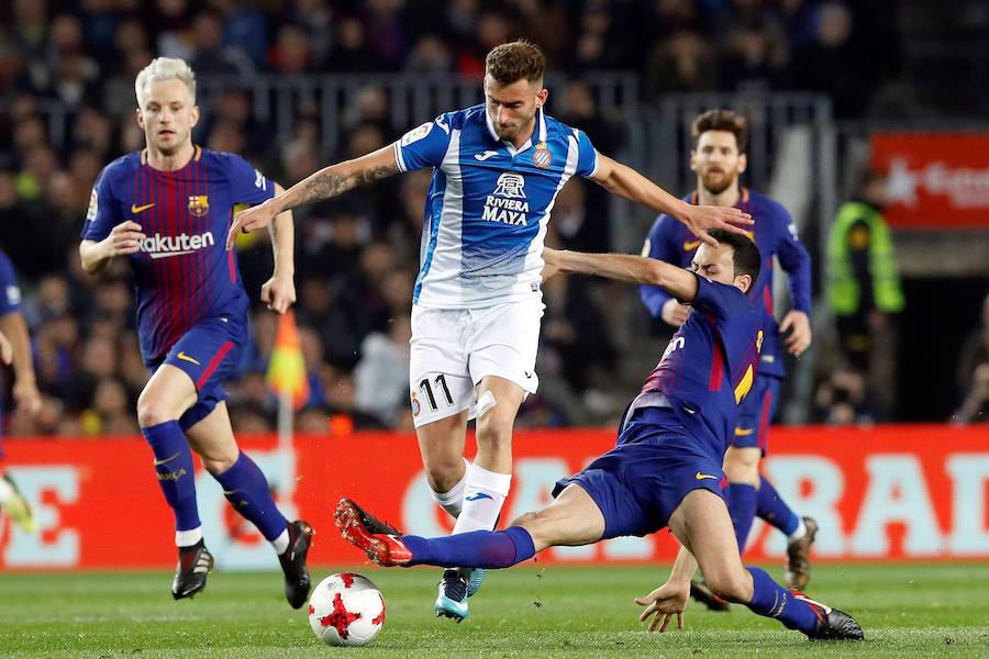 El Barcelona estará en las semifinales de la Copa del Rey tras vencer al Espanyol por 2-0 en el Camp Nou (2-1 global). Los azulgrana se adelantaron con Suárez y Messi puso la sentencia. El partido también estuvo marcado por la despedida a Javier Mascherano y el debut de Philippe Coutinho.