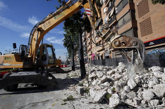 Retirada de escombros tras demoler las escaleras de una de las pasarelas, ayer por la mañana. 