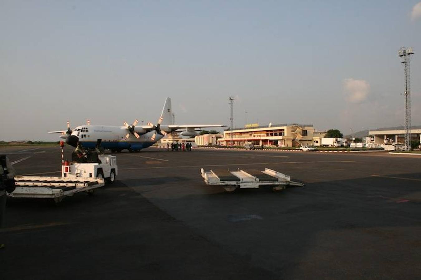 Aeropuerto de Bangui en República Centroafricana. «La valla ha sido robada y los pilotos mantienen las manos en el acelerador para que puedan detenerse si ven a gente que intenta cruzar la pista»