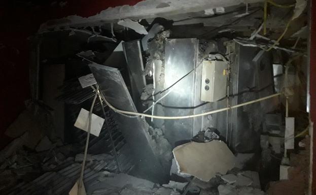 Imagen principal - La explosión de un horno de gasoil causa tres heridos en Valencia