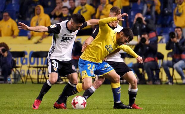 Nacho Gil pelea un balón con Tana. 