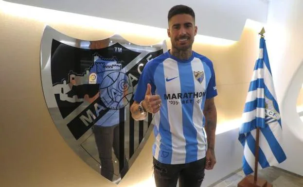 Samu García posa con la camiseta del Málaga.