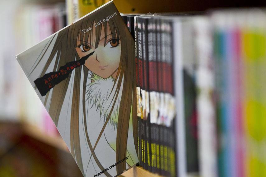 El caso del manga es realmente especial. En Valencia existen varias tiendas que se dedican exclusivamente a los cómics japoneses. Una de ellas es la histórica Imágenes Manga, un verdadero almacén especializado en este tipo de productos. El dueño de esta tienda destaca que hasta aquí se acercan todas las tardes grupos de chicas jóvenes apasionadas por el manga para comentar las últimas series y las novedades del mercado, no solo en cómic, también en miniaturas y figuritas de los personajes más famosos. Una de las tiendas que destaca en este sector es Kurogami. Situada en el epicentro oriental de la ciudad, importa los productos directamente desde Japón, y se pueden encontrar cosas muy curiosas. 