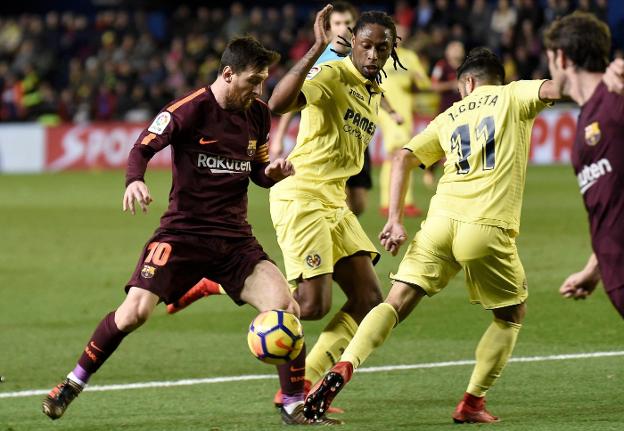 Semedo defiende a Leo Messi durante el Villarreal-Barcelona de esta temporada. 