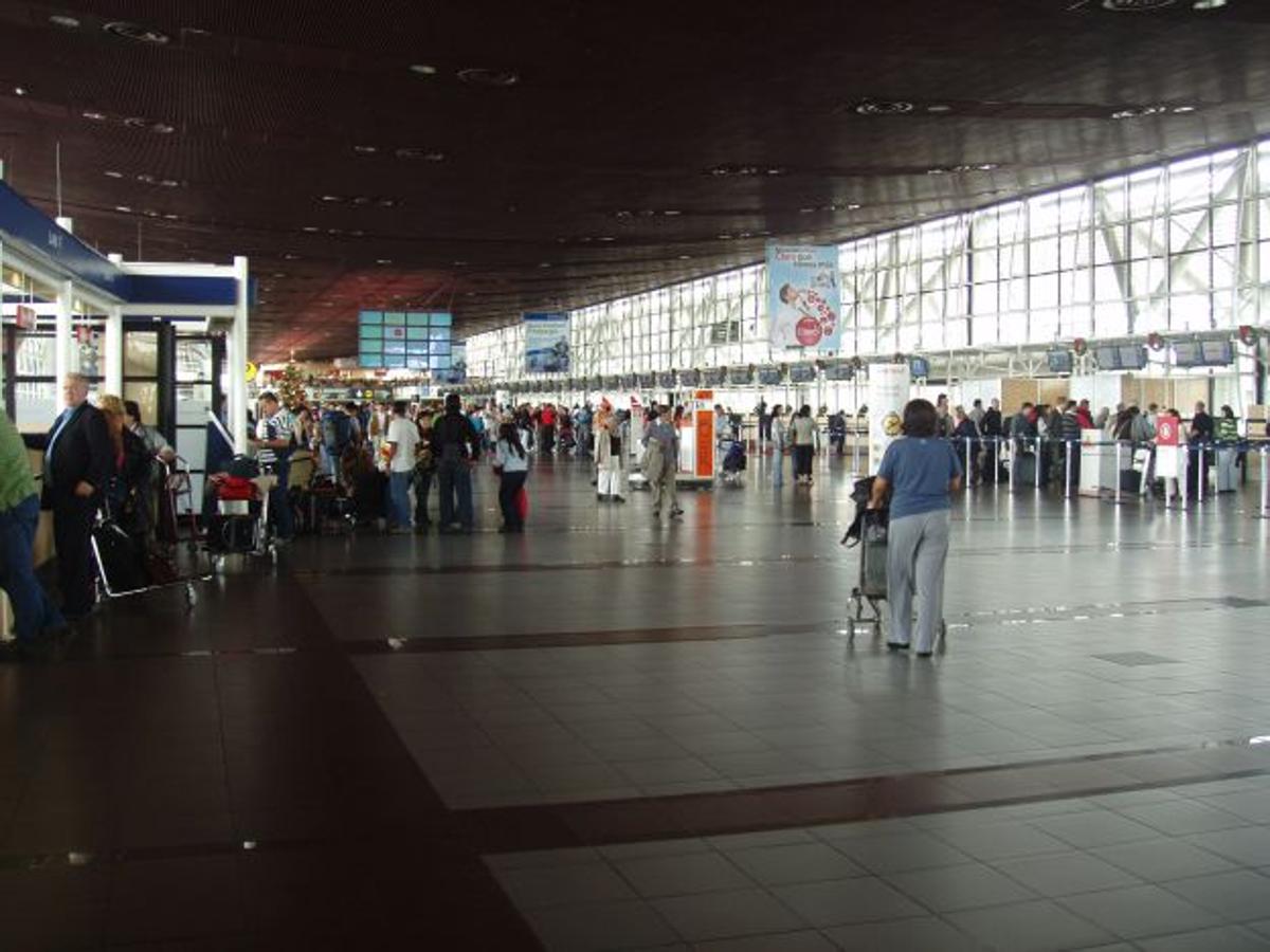 Aeropuerto de Santiago de Chile, donde un delegado de la prestigiosa revista 'The Economist' fue «detenido dos horas por no declarar una bolsa de almendras sellada y sin abrir». A su lado una mujer «estaba siendo interrogada por contrabandear un plátano solitario».