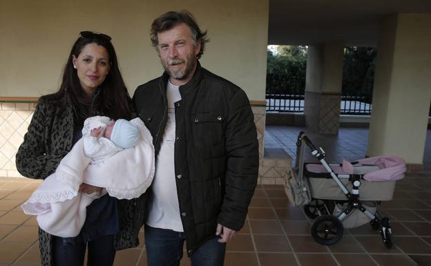 Mariola y Carlos, con la pequeña Cayetana, justo en el lugar donde vino al mundo. 